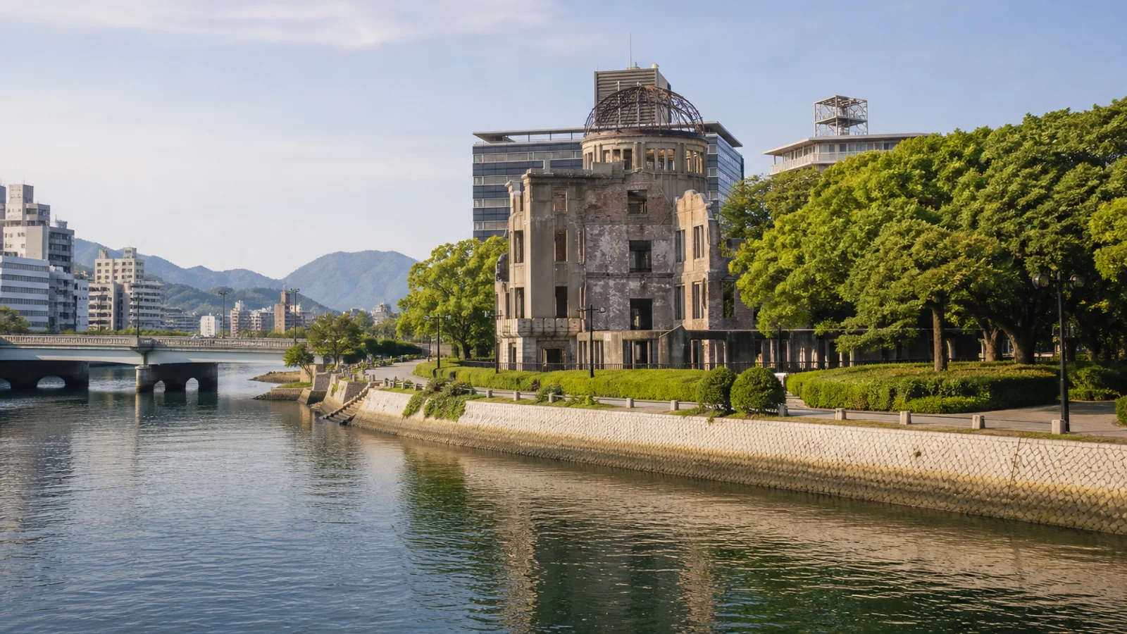 原爆ドームと元安川を望む広島市中心部の初夏の風景